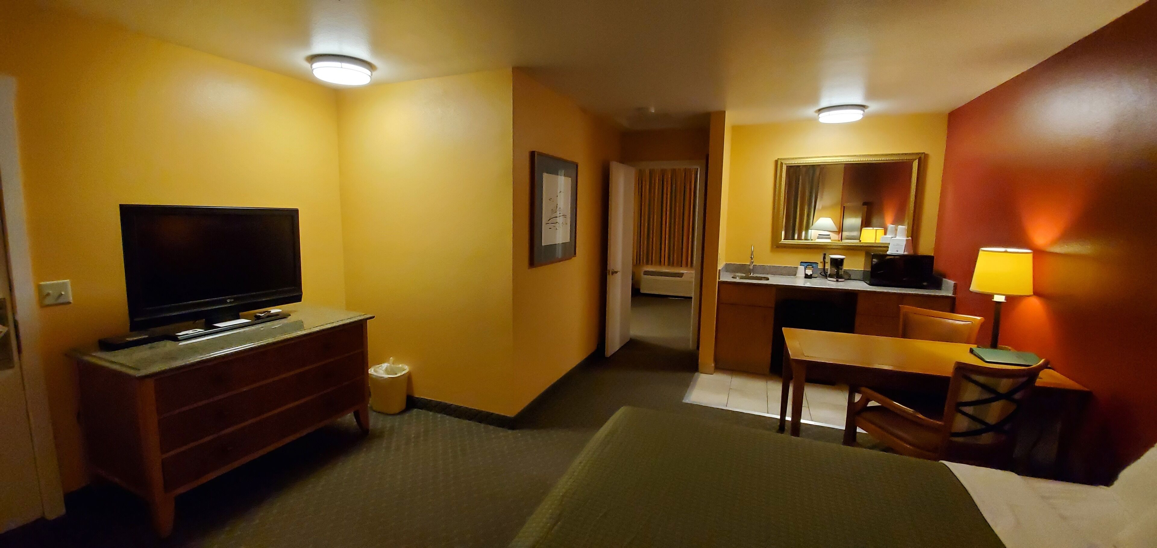 executive suite (no pets) | living area | 39-inch flat-screen tv with satellite channels, tv