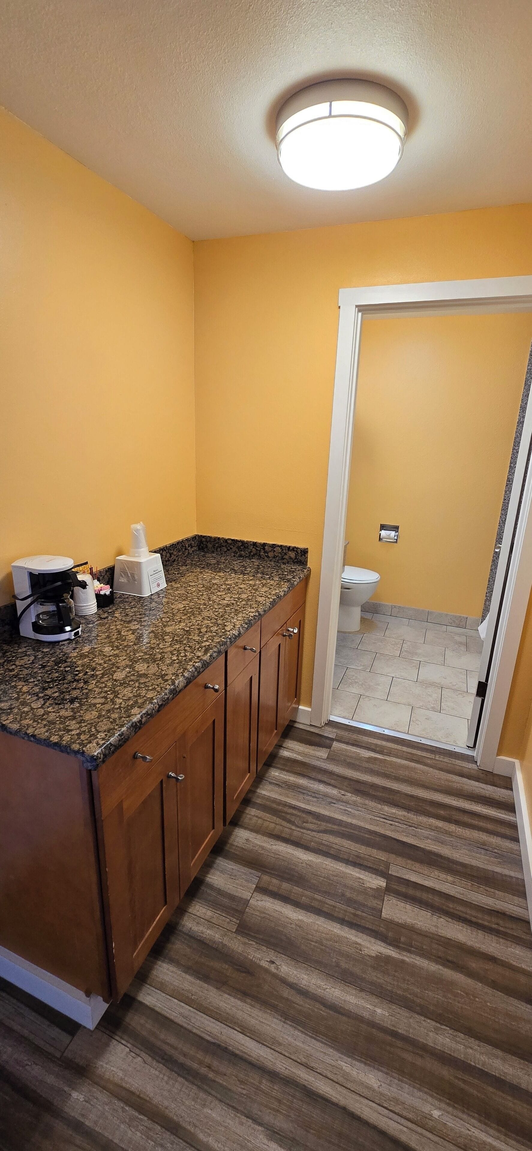 Jr Suite (No Pets) | Bathroom | Free toiletries, hair dryer, towels