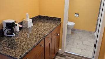 Jr Suite (No Pets) | Bathroom | Free toiletries, hair dryer, towels