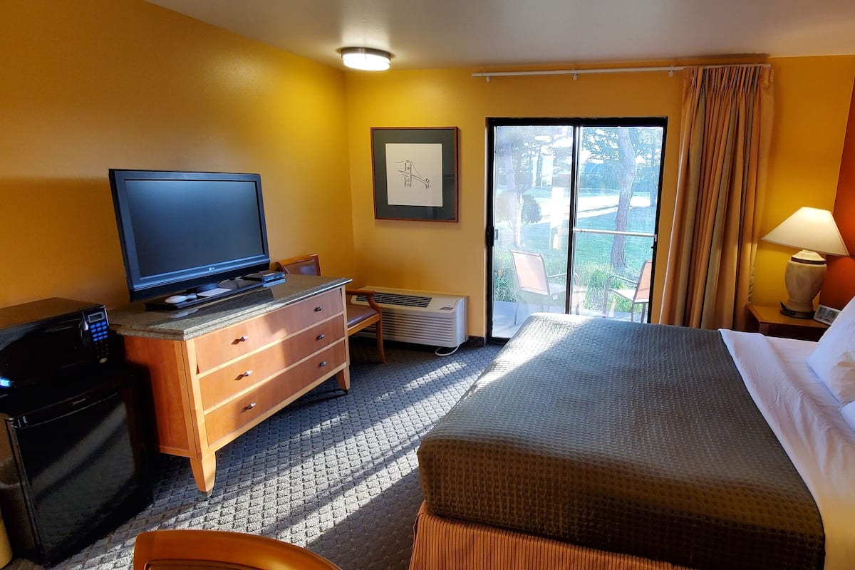 One King Executive (No Pets) | Soundproofing, iron/ironing board, rollaway beds, free WiFi