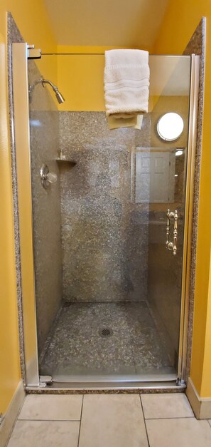 Deluxe-Zimmer, 1 King-Bett (No Pets) | Badezimmer | Kostenlose Toilettenartikel, Haartrockner, Handtücher