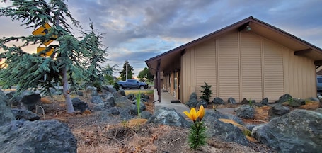 Garden. Olympic View Inn