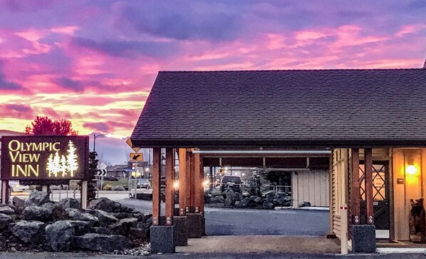 39-inch flat-screen TV with satellite channels, TV - Olympic View Inn (Sequim)