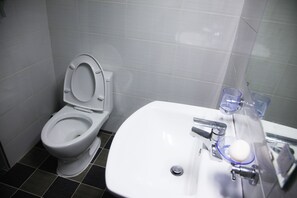 Shower, free toiletries, hair dryer, slippers - Calli Hostel (Busan)
