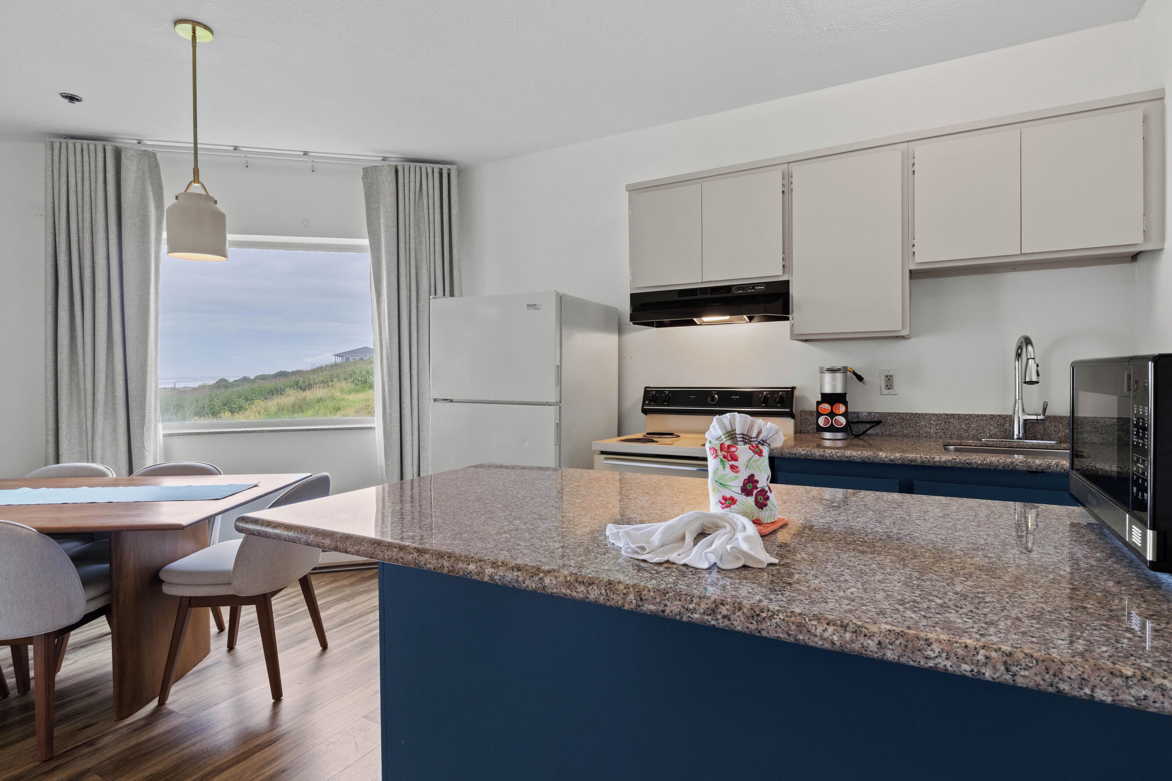 1 bedroom ocean view suite | private kitchen | fridge, microwave, coffee/tea maker
