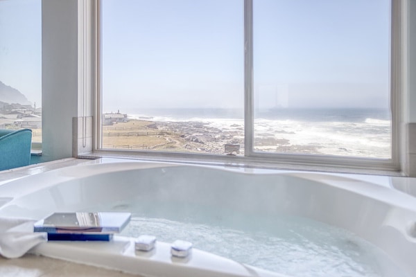 Suite Deluxe, 1 cama de matrimonio grande, bañera de hidromasaje, vistas al mar (No Pets) | Espacio para trabajar con un portátil y tabla de planchar con plancha