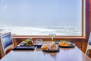Lunch, dinner and brunch served - Adobe Resort (Yachats)