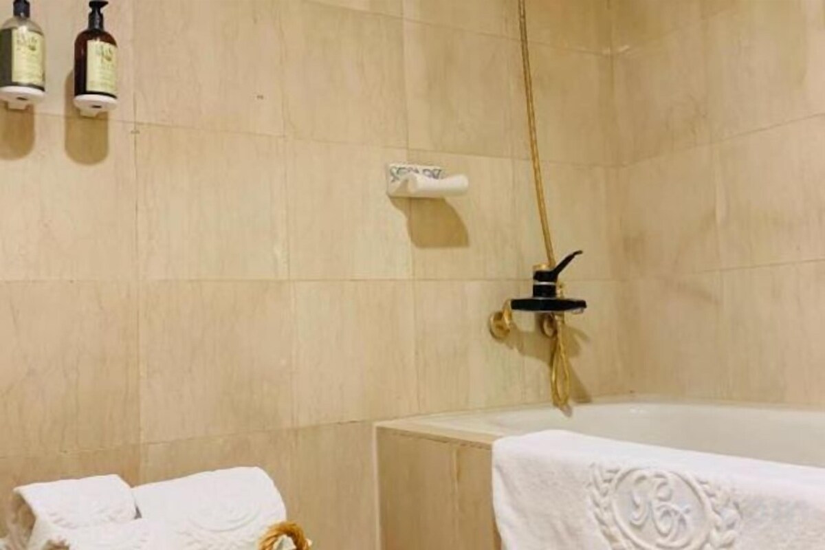 Combined shower/tub, deep soaking tub, hydromassage showerhead