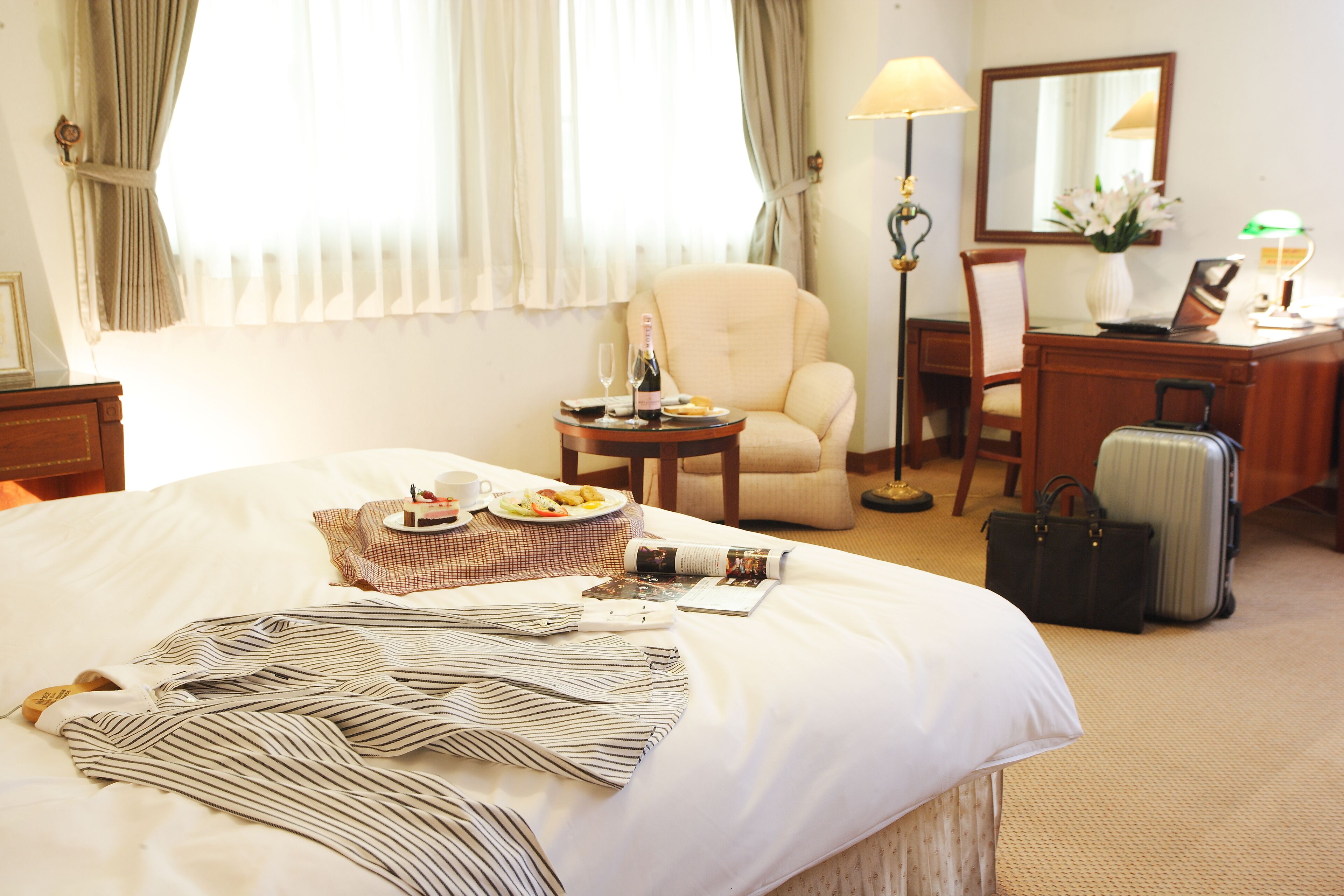 客房內保險箱、書桌、筆電工作空間、遮光布/窗簾