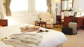 In-room safe, desk, laptop workspace, blackout drapes