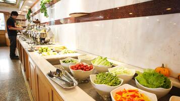 Daily buffet breakfast (TWD 300 per person)