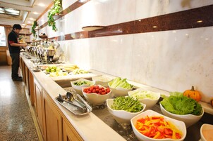 每日供应自助式早餐（每人 TWD 300）