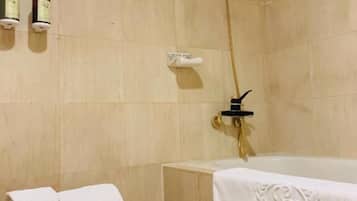 Combined shower/tub, deep soaking tub, hydromassage showerhead