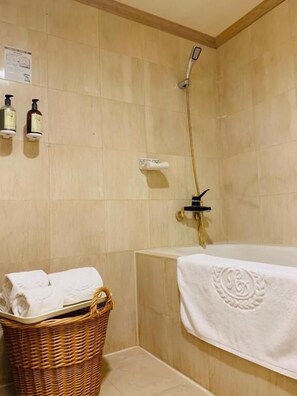Ensemble baignoire-douche, baignoire profonde
