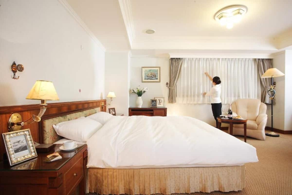 Business Room | In-room safe, desk, laptop workspace, blackout drapes