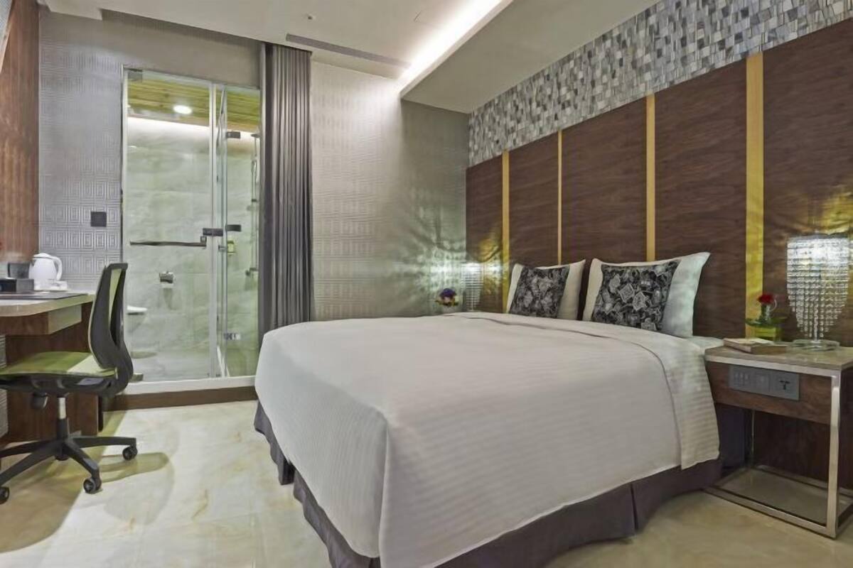 Edredones de plumas, minibar con artículos gratuitos, caja fuerte