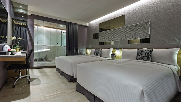 A modern hotel room with two beds, a desk, and a shower area. - Beauty Hotels Taipei - Hotel Bstay (Taipei)