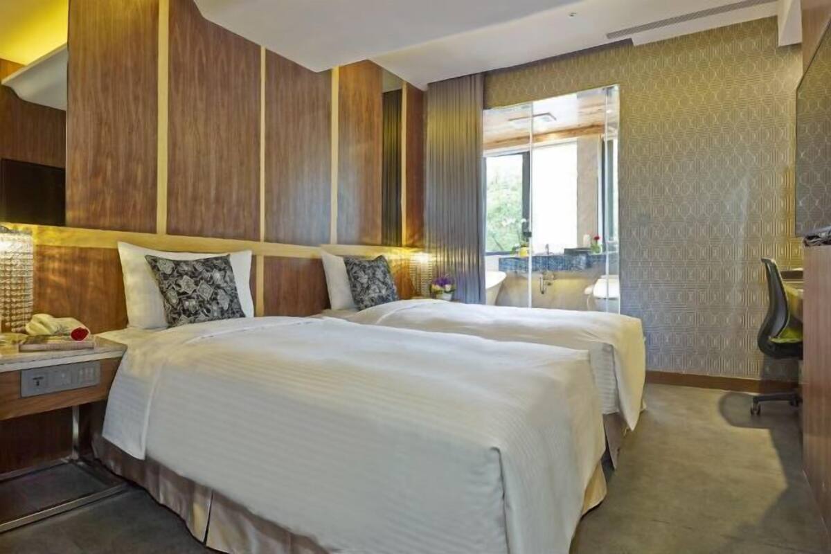 Edredones de plumas, minibar con artículos gratuitos, caja fuerte