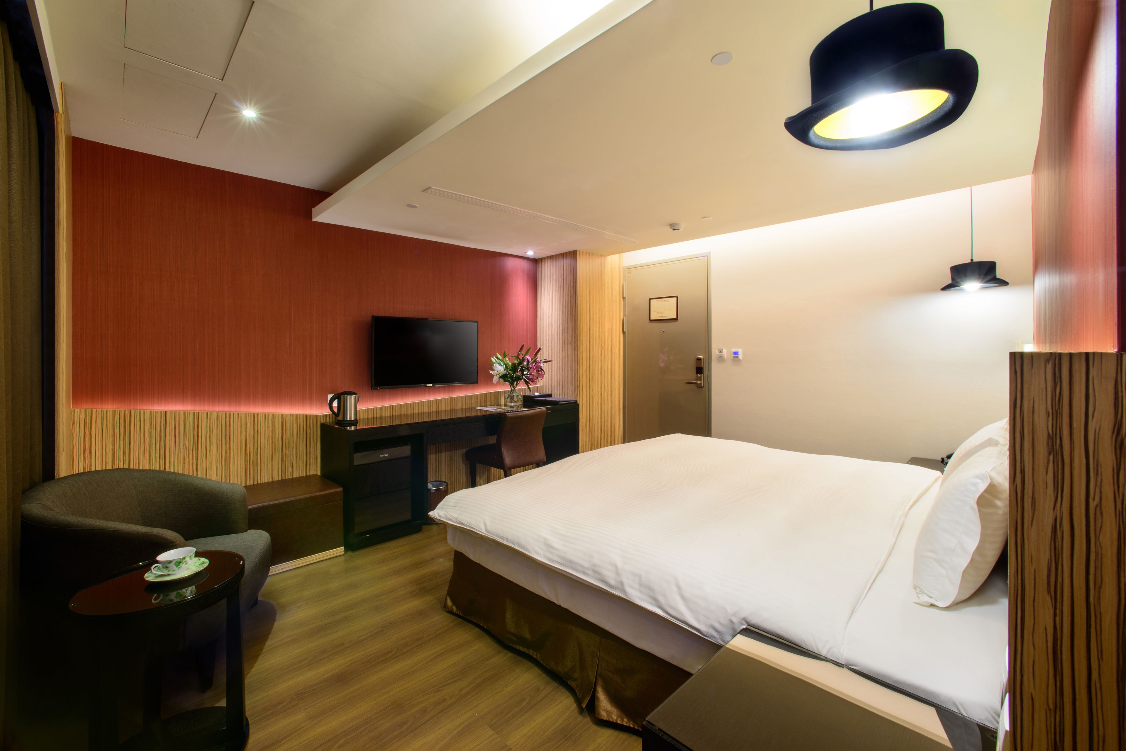 deluxe room | 1 bedroom, in-room safe, desk, free wifi