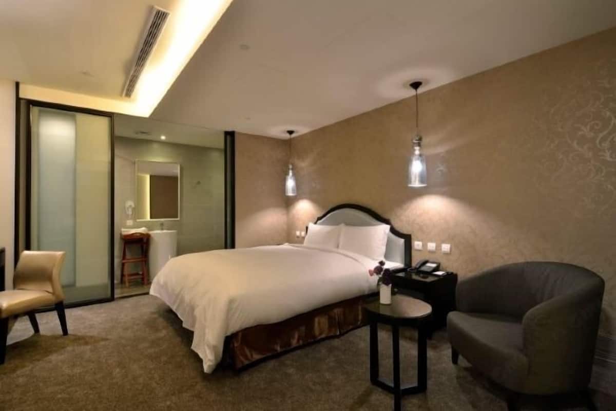 In-room safe, desk, free WiFi, wheelchair access