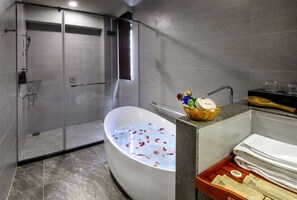 Chambre Exécutive | Salle de bain | Douche, articles de toilette gratuits, sèche-cheveux, chaussons
