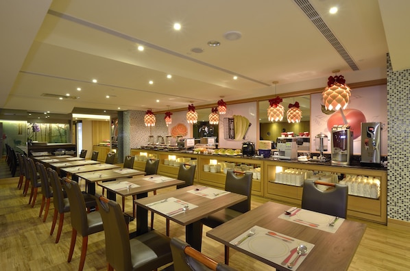 Daily self-serve breakfast (TWD 280 per person)