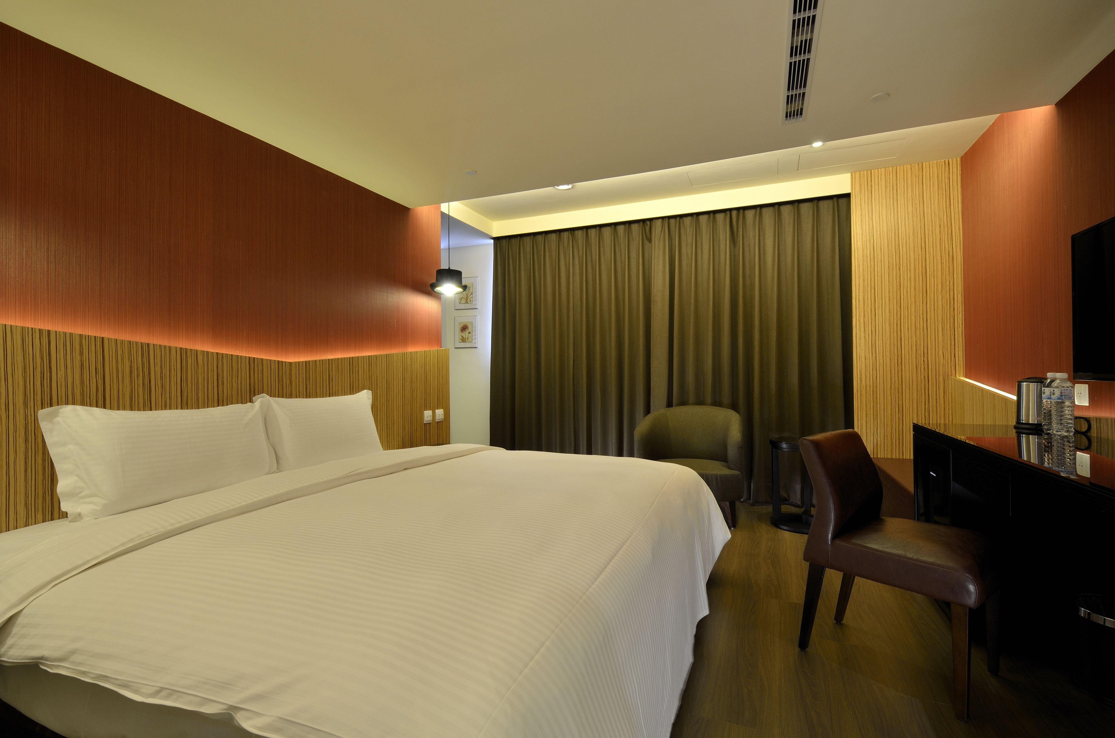 deluxe room | 1 bedroom, in-room safe, desk, free wifi