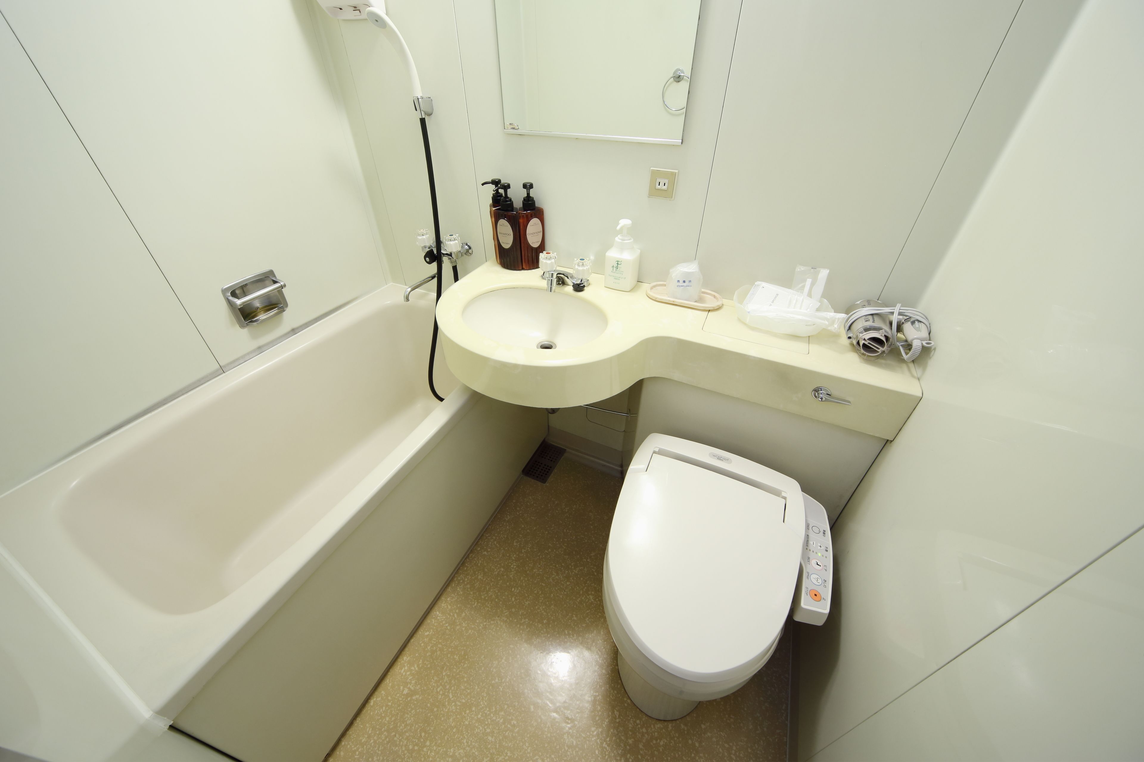 Une salle de bain avec une baignoire, un lavabo et des toilettes.