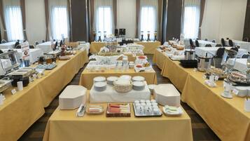Daily buffet breakfast (JPY 1800 per person)
