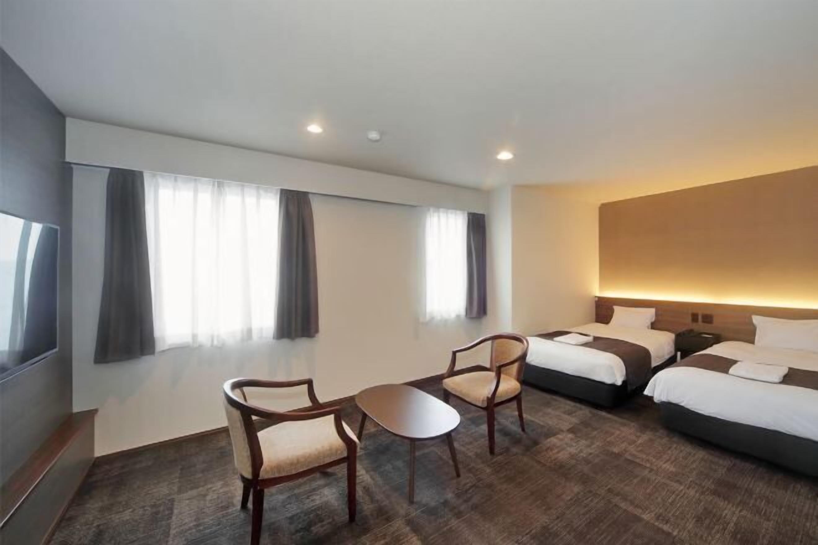 Een bureau, gratis wifi, beddengoed