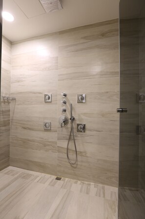 Basic Double Room | Bathroom | Shower, hydromassage showerhead, free toiletries, hair dryer - Tongzhan Design Inn (Tainan)
