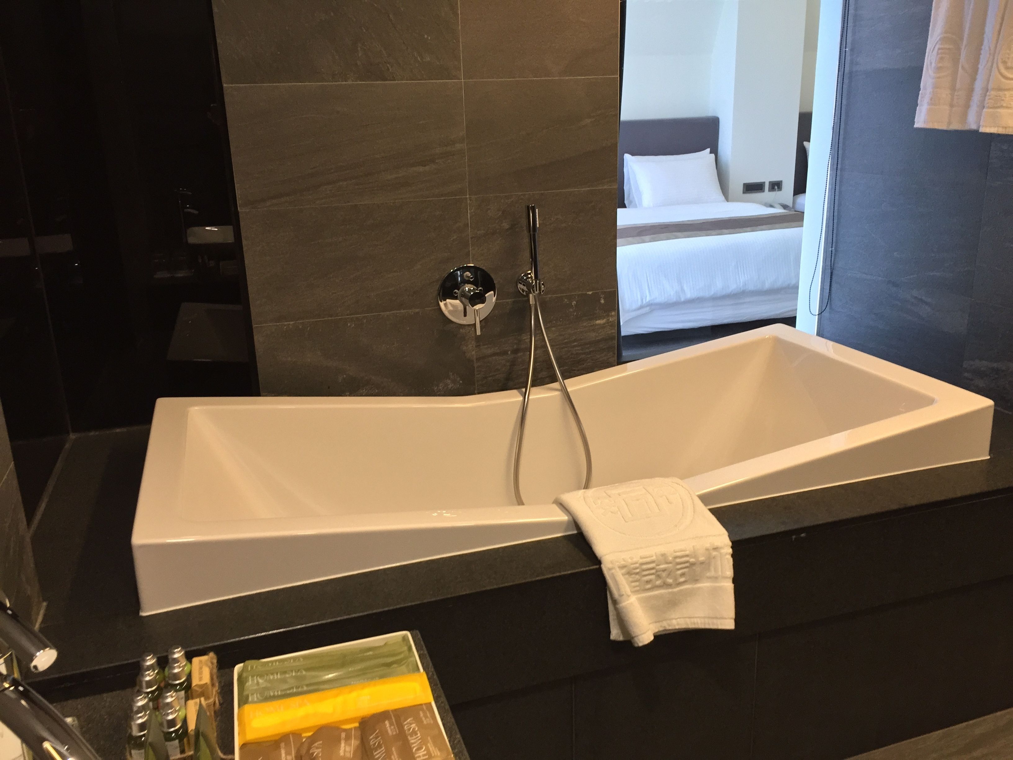 quadruple room | deep-soaking bathtub