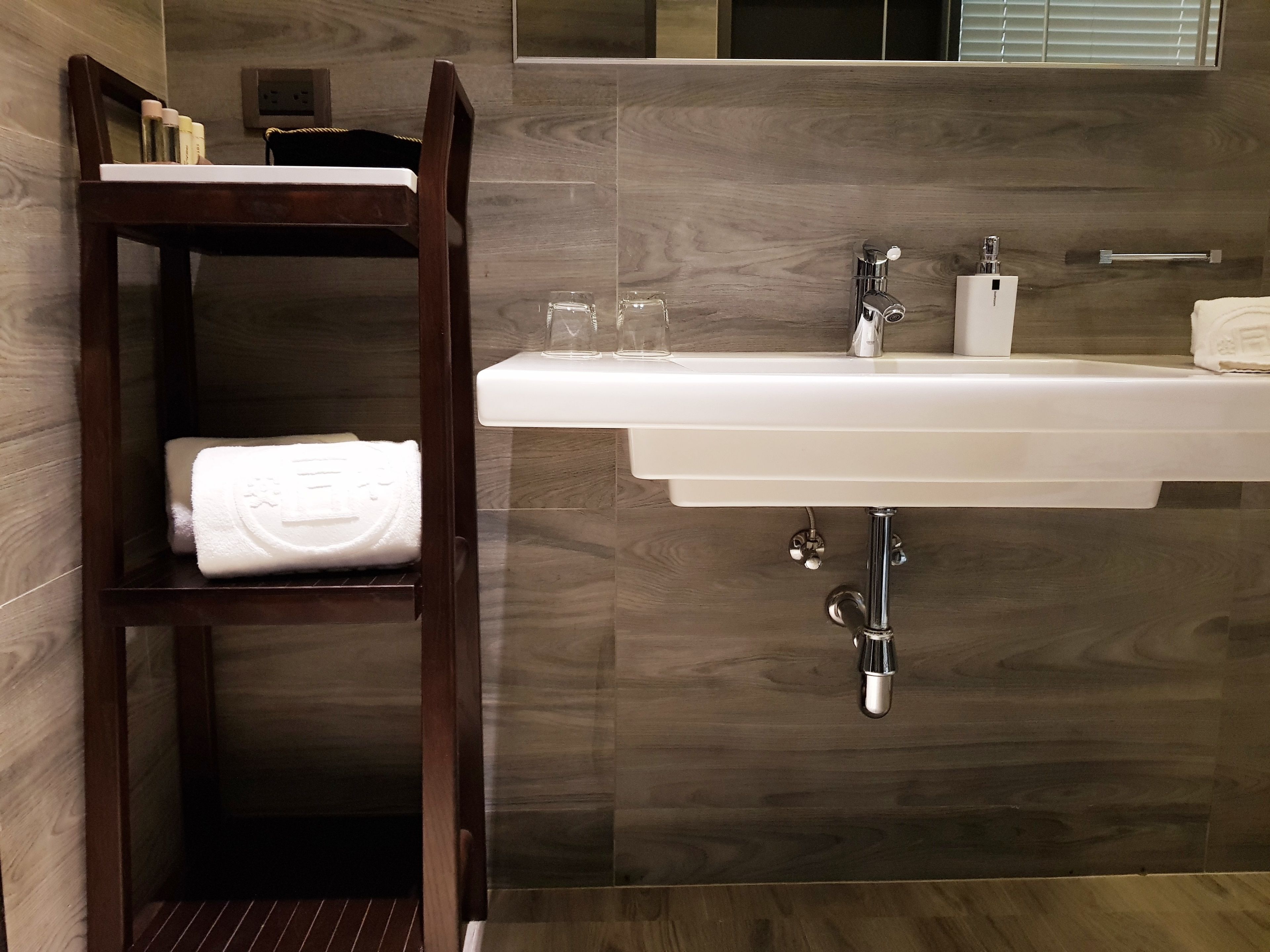 classic double room | bathroom sink