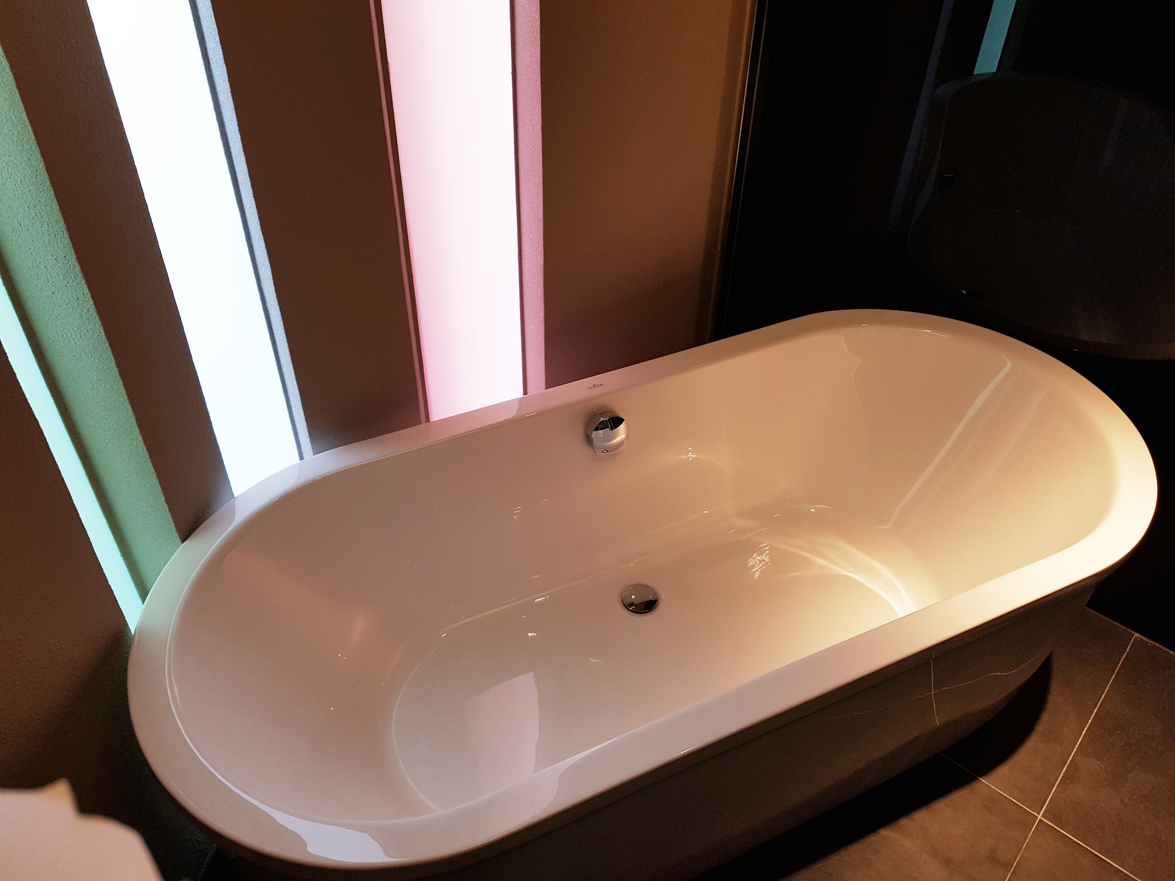 deluxe room | deep-soaking bathtub