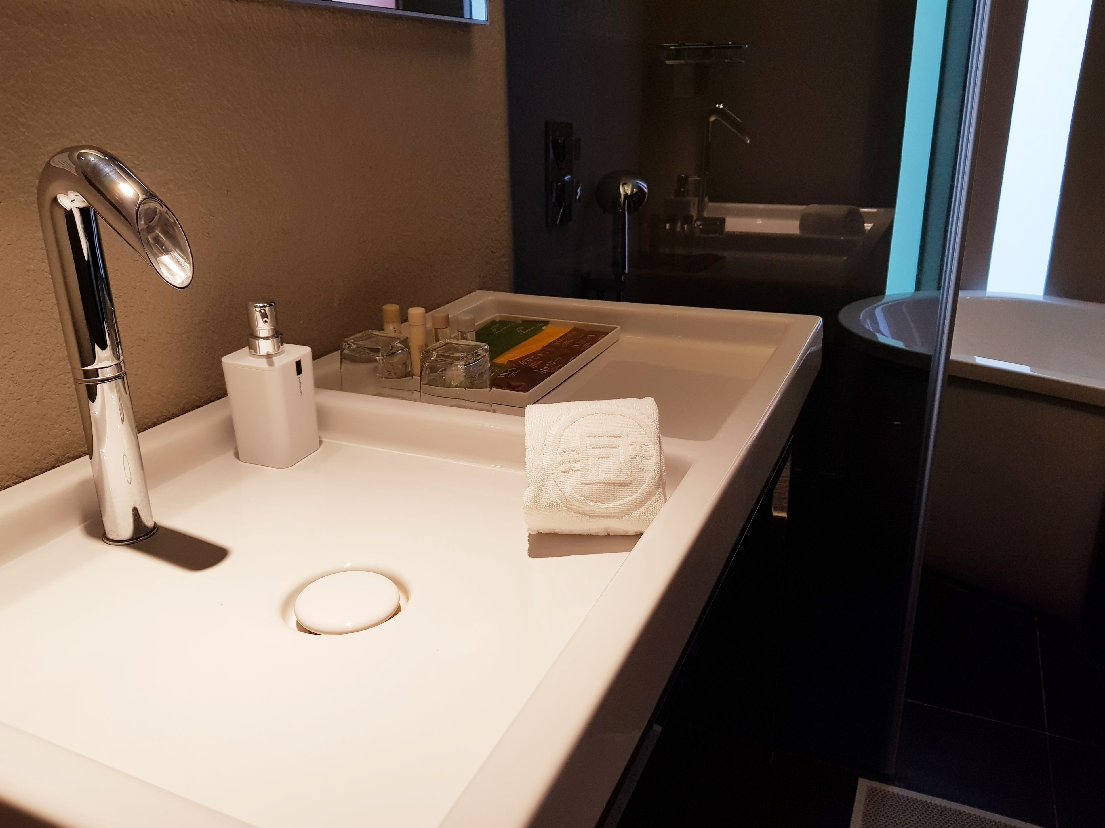 deluxe room | bathroom sink