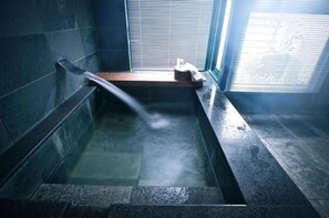 Ducha y bañera combinadas y artículos de higiene personal gratuitos