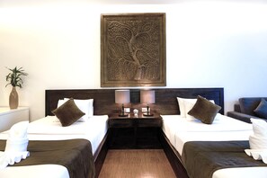 Chambre Deluxe avec lits jumeaux, balcon, vue fleuve | Minibar, coffres-forts dans les chambres, bureau, chambres insonorisées