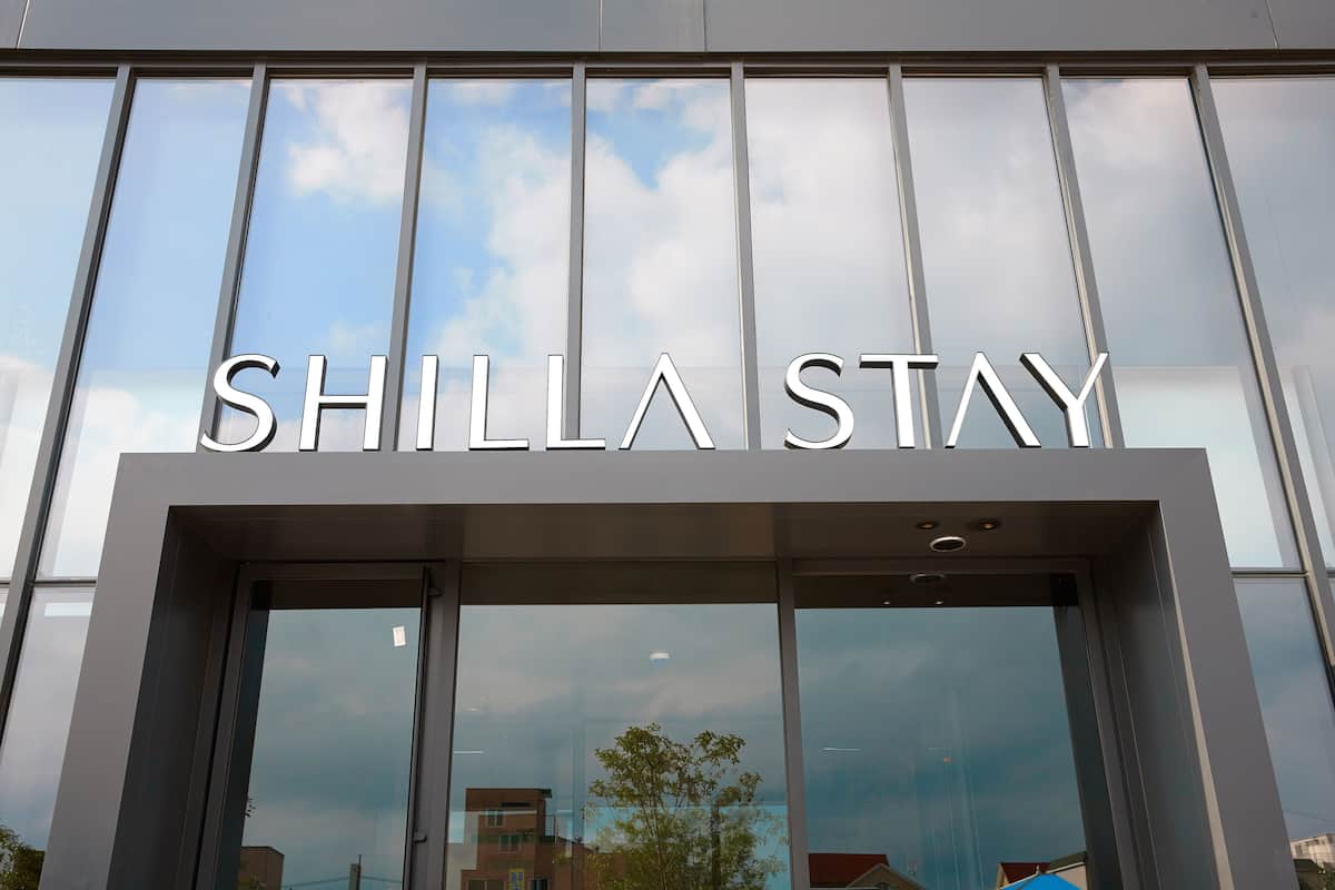 Das Gebäude von außen, mit der Beschilderung 'SHILLA STAY', die auf ein Hotel oder eine Unterkunft hinweist.