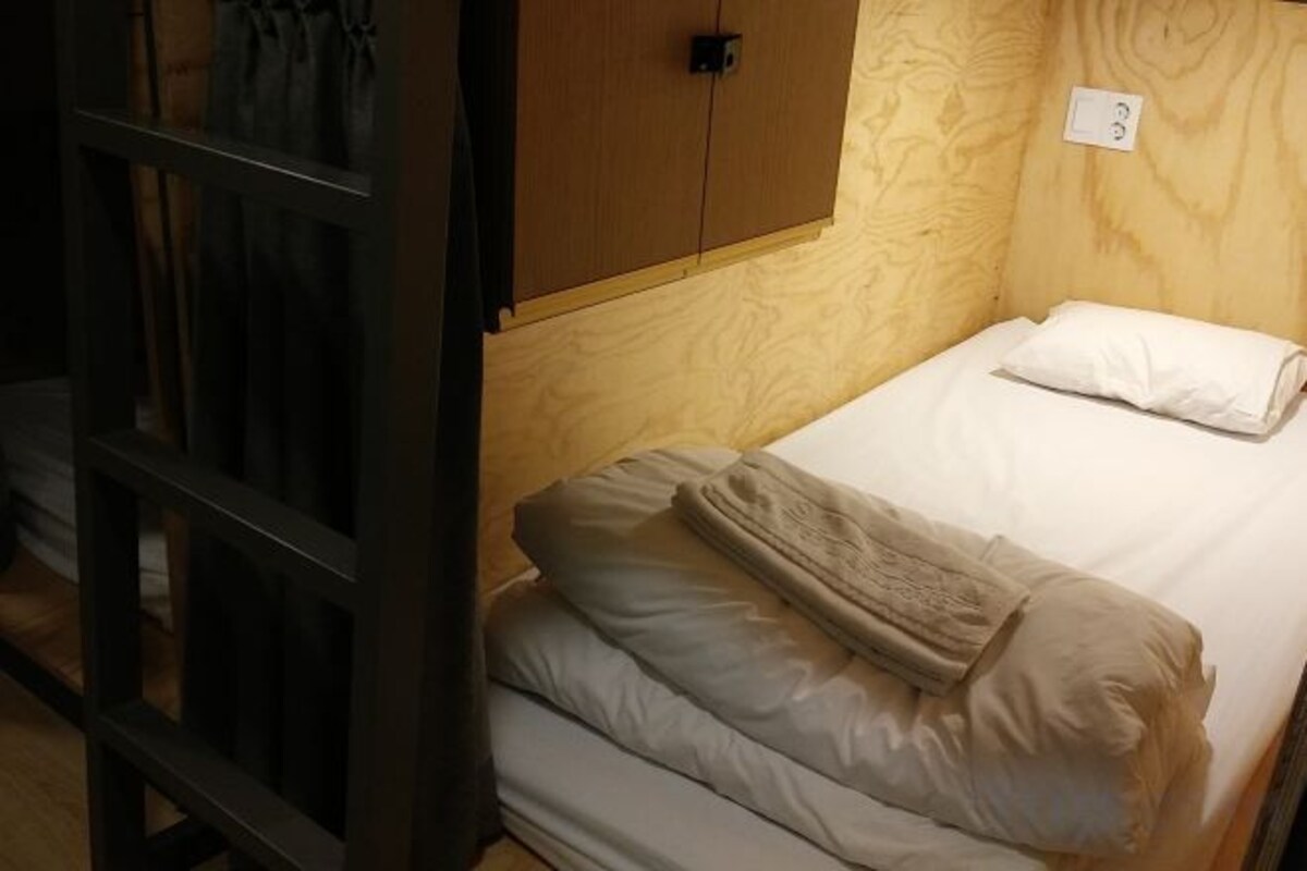 Bed in 6 Beds Female Dormitory with No Window