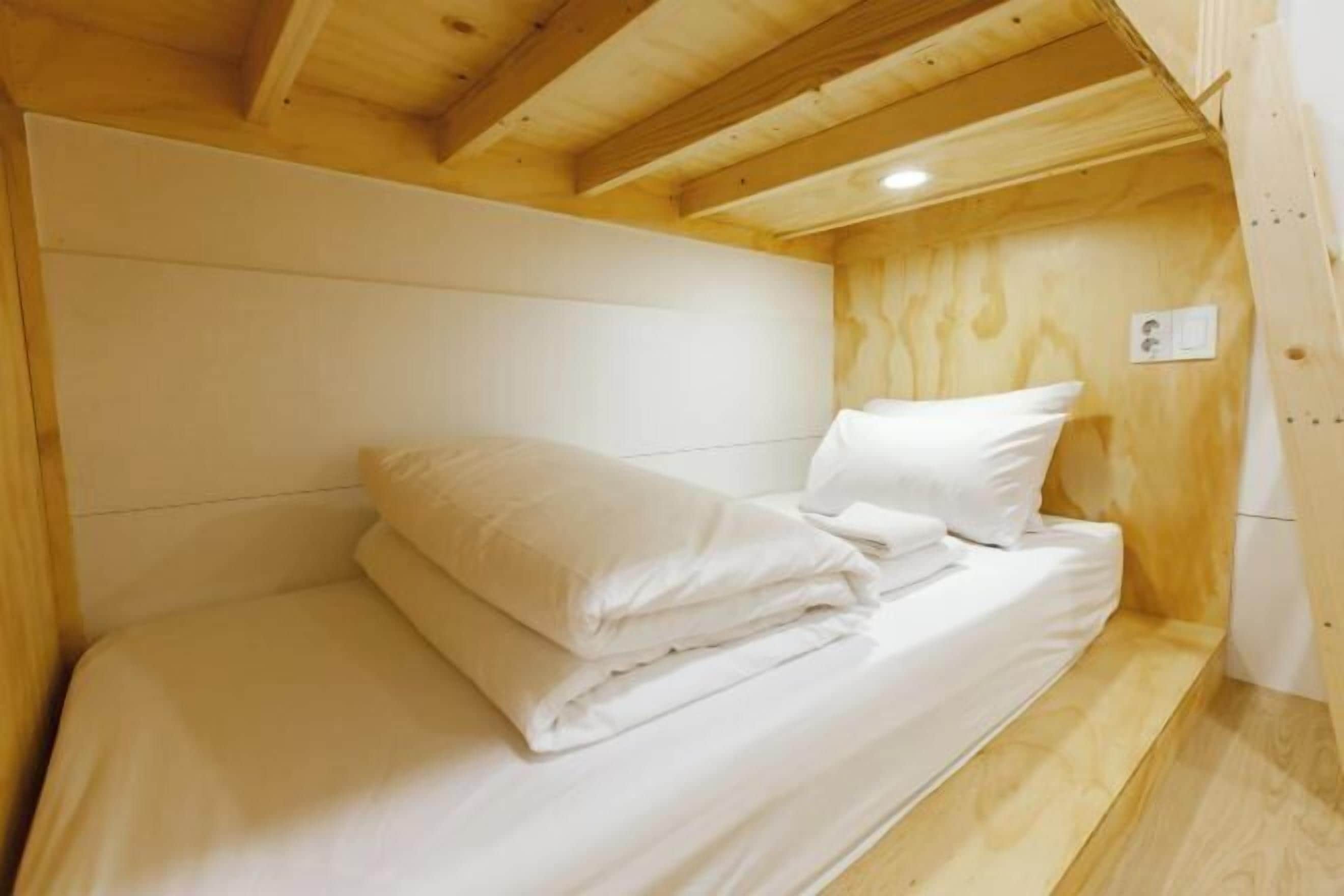 Een strijkplank/strijkijzer, gratis wifi, beddengoed