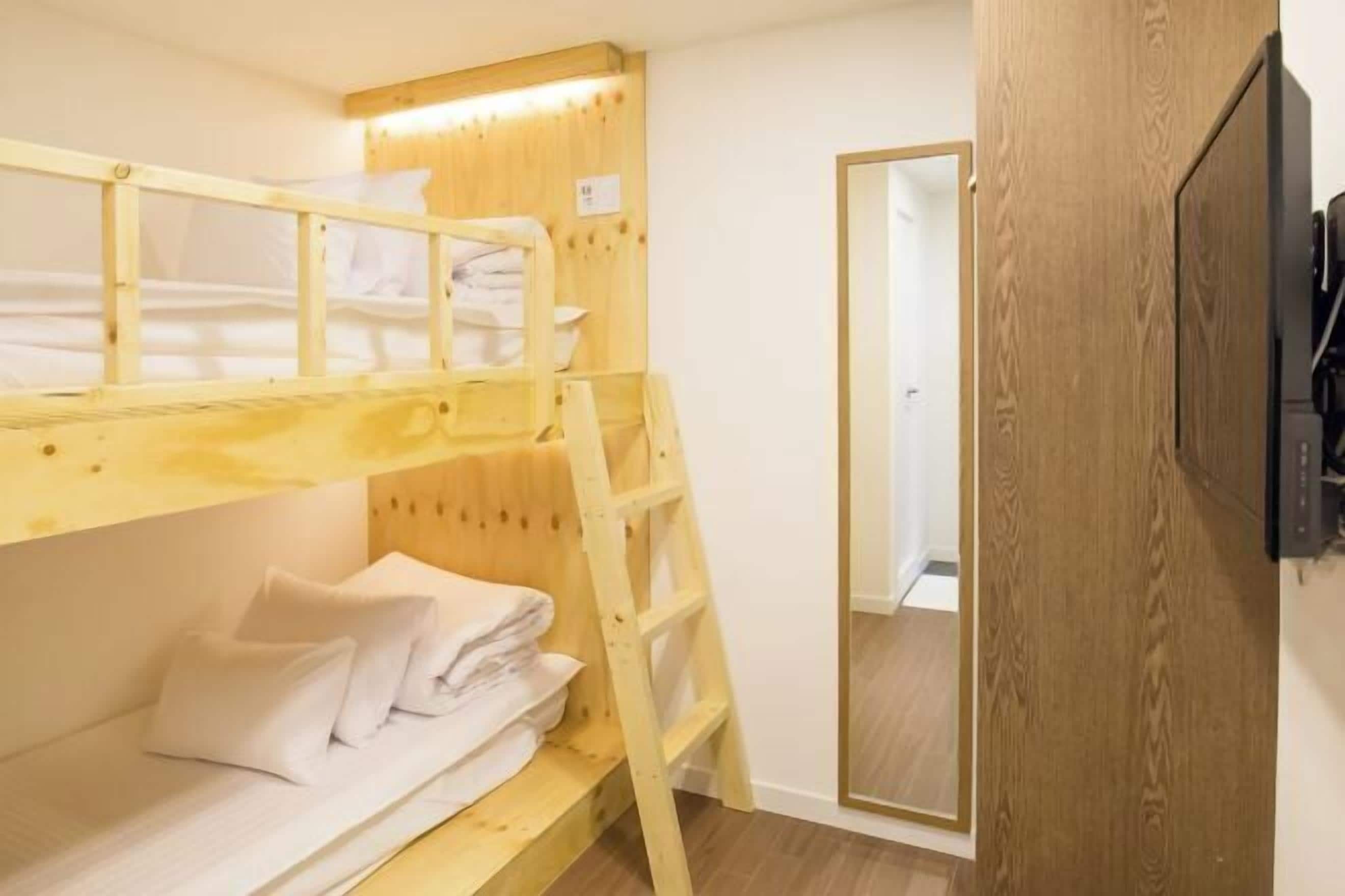 Een strijkplank/strijkijzer, gratis wifi, beddengoed