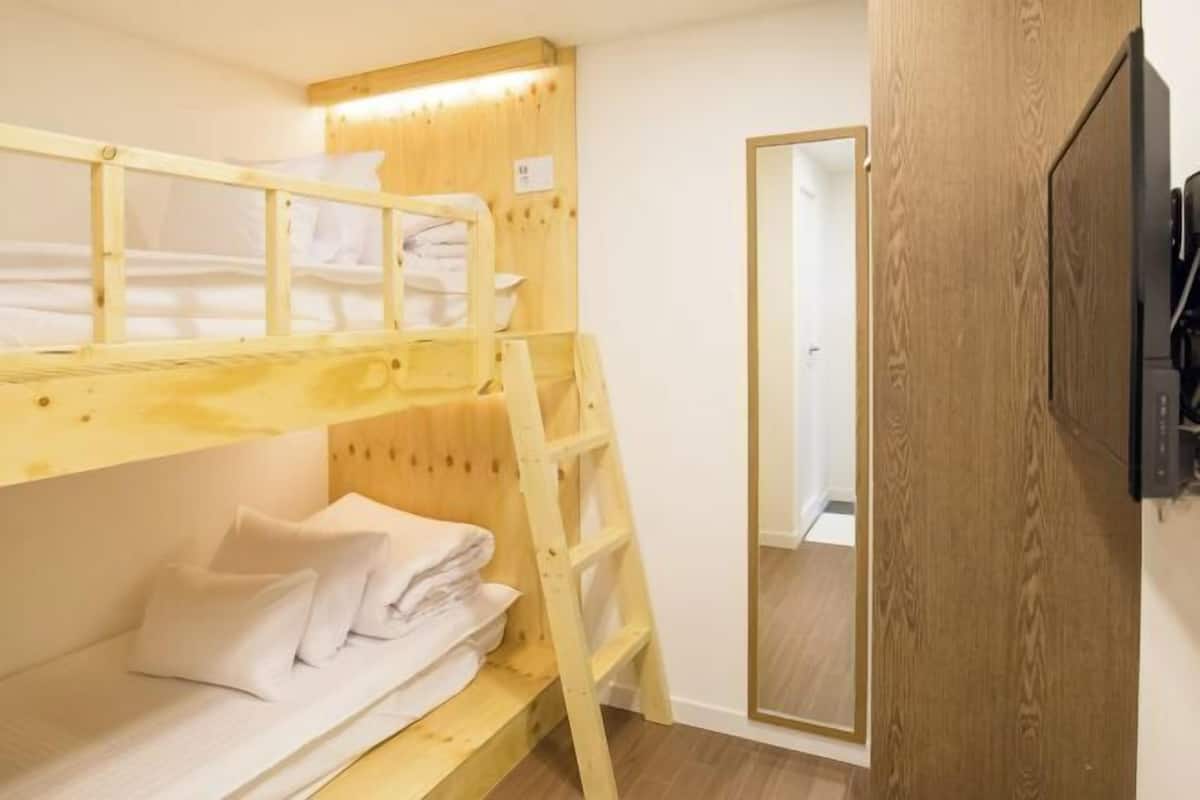 Iron/ironing board, free WiFi, bed sheets