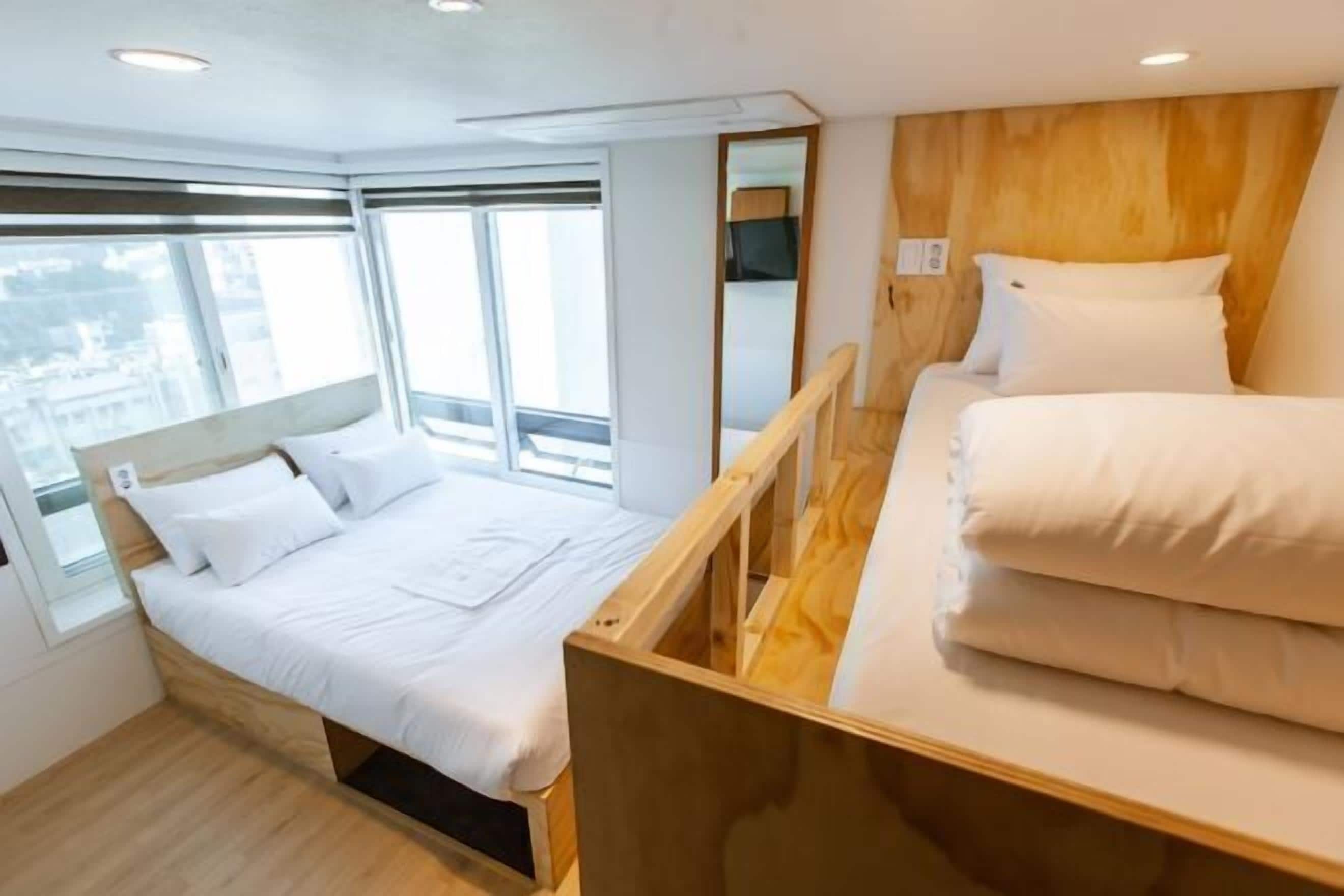 Een strijkplank/strijkijzer, gratis wifi, beddengoed