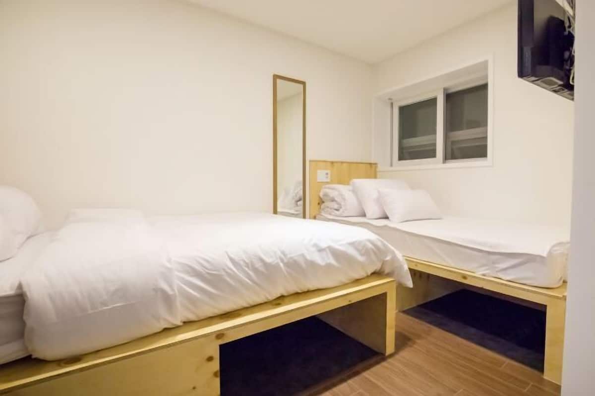 Iron/ironing board, free WiFi, bed sheets