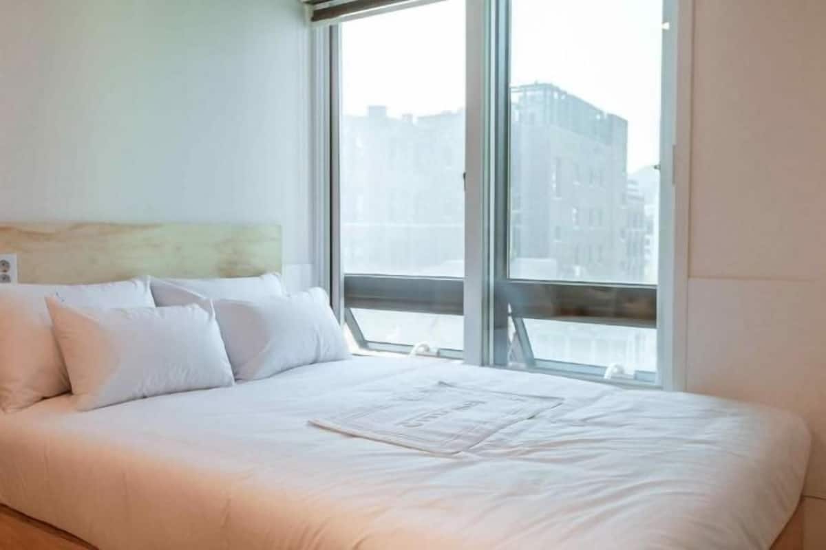 Iron/ironing board, free WiFi, bed sheets