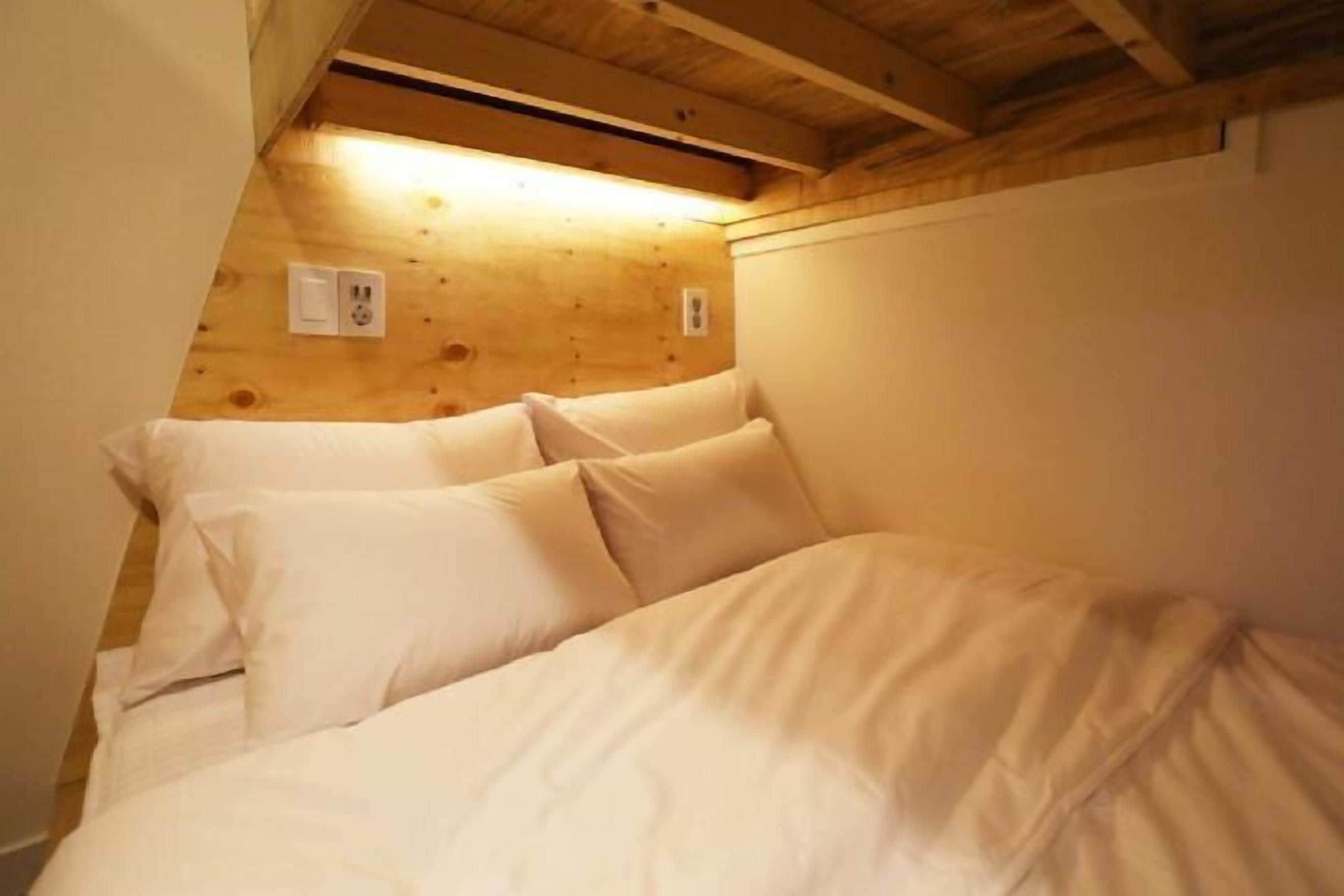 Een strijkplank/strijkijzer, gratis wifi, beddengoed