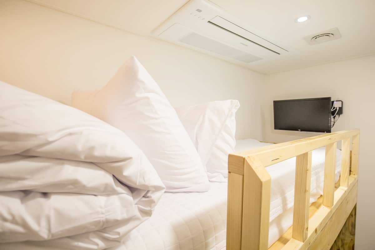 Tabla de planchar con plancha, wifi gratis y ropa de cama