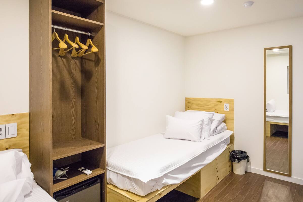 Standard Twin Room | Iron/ironing board (on request), WiFi (free), bed sheets