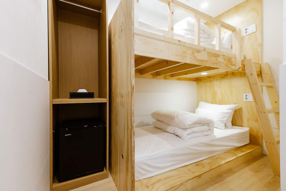 Tabla de planchar con plancha, wifi gratis y ropa de cama