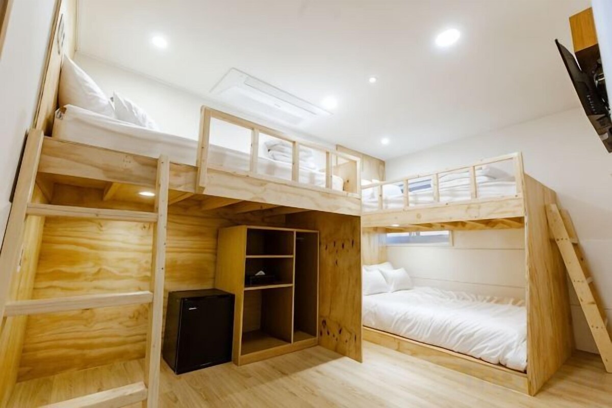 Tabla de planchar con plancha, wifi gratis y ropa de cama 